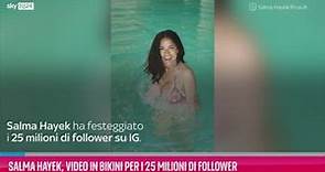 Salma Hayek pubblica un video in bikini per festeggiare i 25 milioni di follower