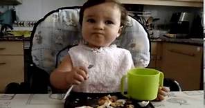 bebe 13 meses comiendo con tenedor - baby led weaning