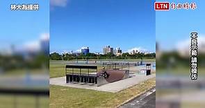 把機車當滑板！ 男子闖宜蘭河濱公園訓練場騎進U池擺盪(林大為提供) - 自由電子報影音頻道