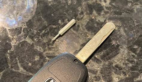 How do you open this 2011 Odyssey key to replace the battery? I