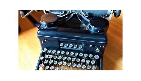 Royal Typewriter - 1934 - Serial # H-1723084 | Collectors Weekly