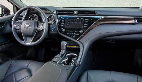 2018 Toyota Camry 2 5 XLE front interior 02 - Motor Trend en Español