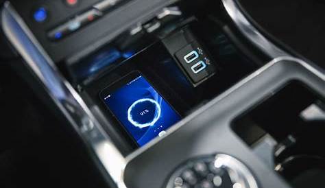 close-up-of-the-wireless-charging-pad-in-the-2019-Ford-Edge-ST_o