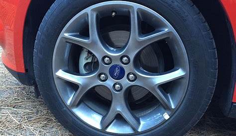 ford focus se tire size