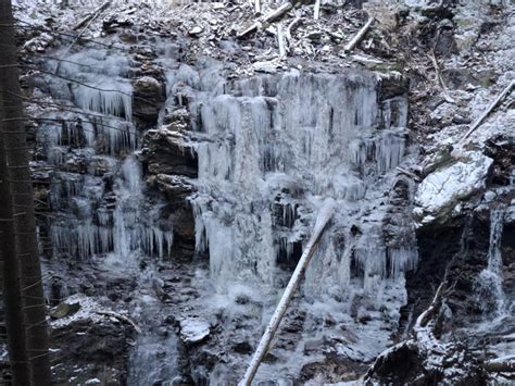 Największy wodospad w regionie skuty lodem. Nazywają go Jesenicką Niagarą