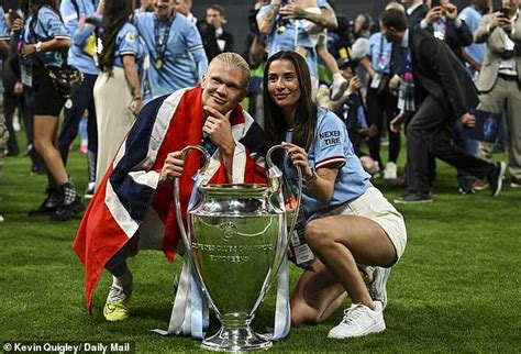 Erling Haaland celebrates with girlfriend Isabel Johansen after ...