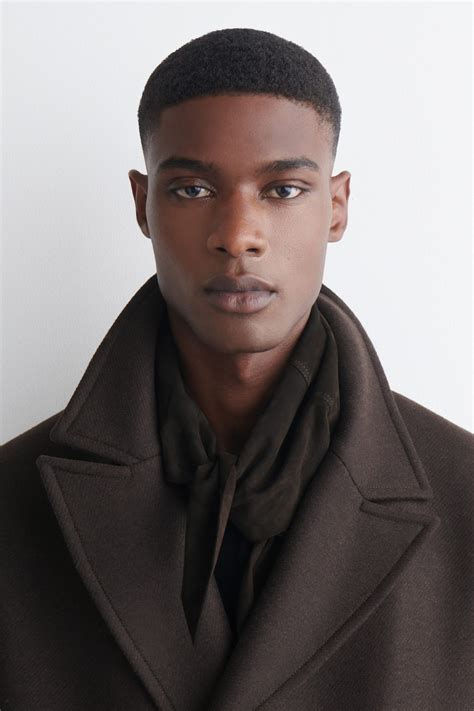 SUEDE TRIANGLE SCARF - MÖRKBRUN | COS