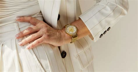 9 Timeless Accessories Mature Women Use to Elevate Any Outfit