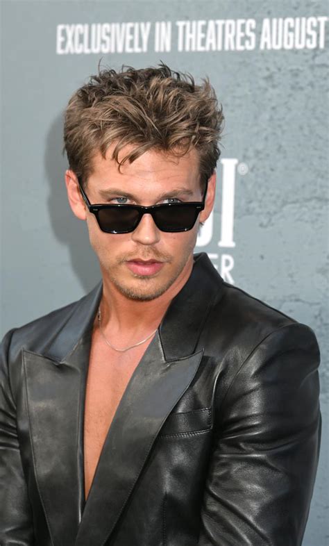 Začenja se snemanje biografskega filma o Armstrongu, v glavni vlogi ...