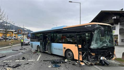 Frontalzusammenstoß mit Bus: Fünf Menschen schwer verletzt - UnserTirol24