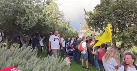 “سنقرأ أسماء الجميع”.. محتجون غاضبون يضرمون النار قرب منزل نتنياهو ...