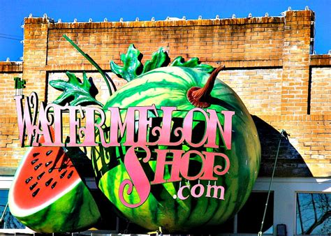 Luling, Texas: Rails, Oil, Watermelons & Barbecue - RVing with Rex