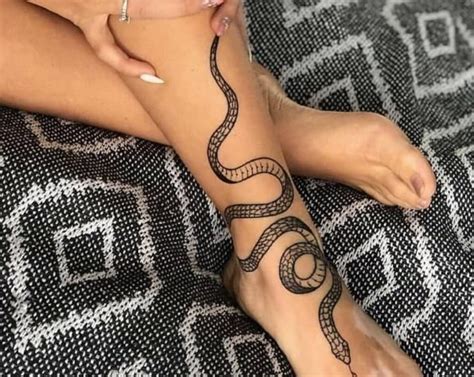 Tatuajes De Serpientes En La Pierna Para Mujer Y Su Significado