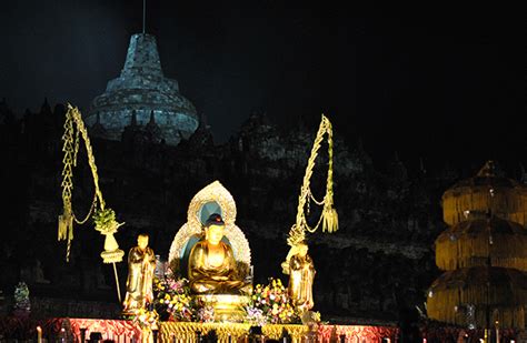 Semoga perayaan hari raya waisak menjadi titik puncak untuk kedamaian dunia, damai selalu selamat hari raya waisak 2021. Perayaan Hari Raya Waisak di Candi Borobudur - Momotrip ...