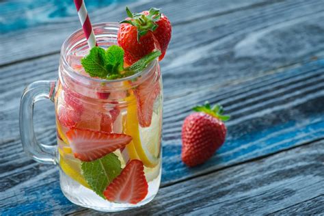 Kamu harus memilih buah maupun sayuran yang tepat sebelum digunakan sebagai bahan infused water. Fruits Infused Water untuk Kesehatan Mulut | Listerine ...