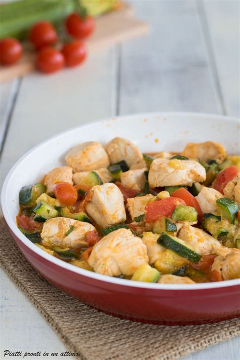 Mettiamo lo yogurt in una ciotola con il sale, gli aromi un cucchiaio di nduja. BOCCONCINI DI POLLO CON ZUCCHINE E POMODORINI