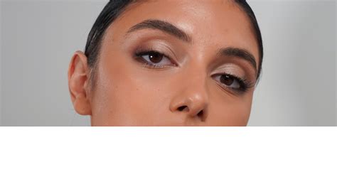 How To Apply A Shimmery Lid With A Defined Crease