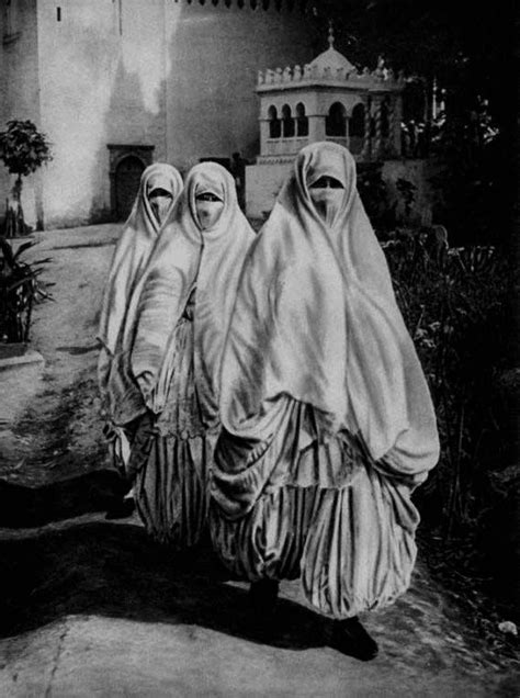Africa Veiled Women Walking In The Streets Of Algiers C 1910