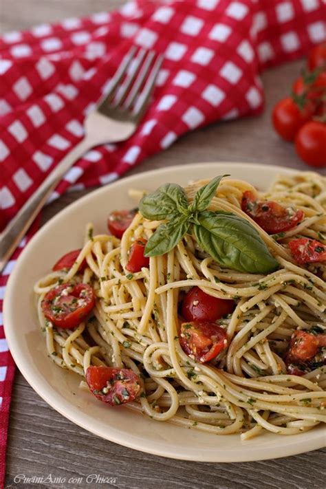 Per preparare il pesto cominciate pulendo l'ortaggio. Pasta al pesto e pomodorini | Pasta al pesto, Cibo etnico ...