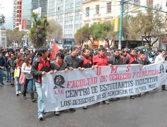 Multitudinario funeral en bolivia por los, al menos, siete estudiantes fallecidos el pasado martes en el transcurso de una reunión en la facultad de la justicia ha dictado prisión preventiva contra siete dirigentes universitarios que fueron detenidos por convocar la asamblea mientras que las primeras. Universitarios de Bolivia inician mañana marchas hacia La Paz