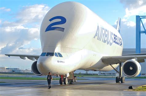 The airbus beluga is a heavy plane when it's completely unloaded. Specjalistyczne samoloty transportowe Airbus Beluga i ...