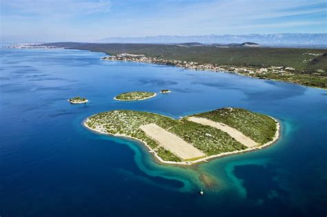 The lenght of its coastline is 1545 meters. Condé Nast Traveller urges readers to fall in love with a ...
