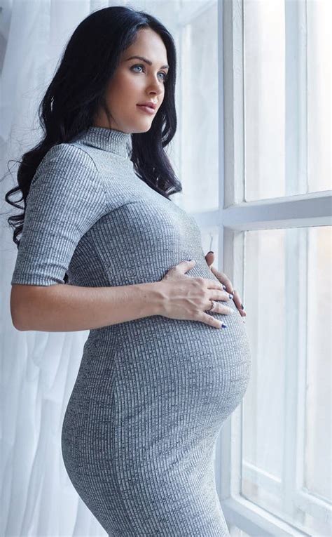 Pregnant Brunette Woman In A Grey Dress 库存图片 图片 包括有 Brunette Woman 114878403