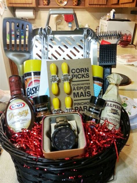 We've got 32 homemade gift basket ideas for men here! Fathers Day BBQ Gift Basket - BigDIYIdeas.com