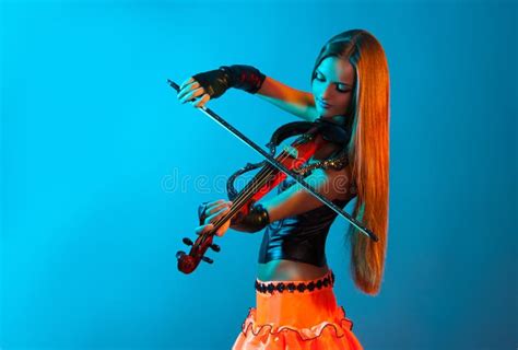 Violinista De Sexo Femenino Joven Que Toca El Violín Foto De Archivo Imagen De Musical Pelo