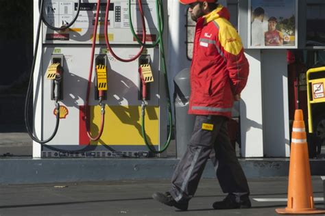 En cada rincon de nuestra argentina se encuentra un camionero que con esfuerzo y sacrificio y mucho peligro viaja por las ruta de nuestro pais. Largas filas de autos en gasolineras por paro de ...