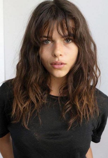 In the absence of the red carpets and the usual cues we look to for hair inspiration, we're seeing a return to retro hairstyles like shags, curtain bangs and even mullets (as seen on miley cyrus and. Frisuren 2021 langhaar mit pony