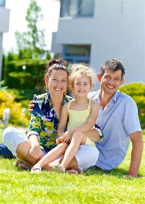 Familia Feliz En El Jardín Frente A Su Casa Nueva — Foto De Stock © Mac