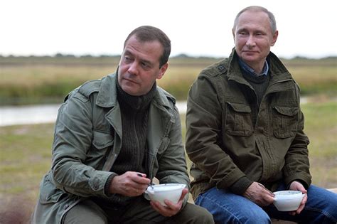 Путин и Медведев посидели с рыбаками у костра Российская газета