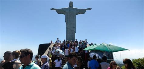 Geschlossene strandgeschäfte an der copacabana. Coronavirus in Brasilien: „Christus der Erlöser" wieder für die Öffentlichkeit zugänglich ...