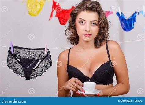 Seksowna Młoda Kobieta W Czarnym Staniku Obraz Stock Obraz Złożonej Z Moda Kolorowy 28448623