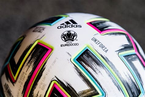 Das turnier findet dieses mal in elf unterschiedlichen städten statt. Uefa verschiebt Fußball-EM auf 2021 | Sächsische.de