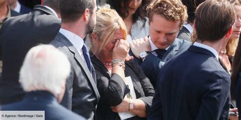 PHOTOS Obsèques dHélène Carrère dEncausse sa fille Marina en larmes sa famille la