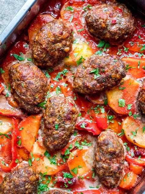 Tyrkiske ovnsbakte kjøttboller med potet og tomatsaus Izmir köfte