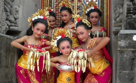 Tari péndét inggih punika silih tunggil sasolahan sané wénten ring bali. Tari Pendet, Tarian Penyambutan Tamu Khas Pulau Bali