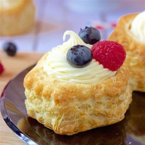 You know it's very easy and quick to make something savory or sweet with puff pastry. Puff pastry shells filled with a delicious white chocolate ...