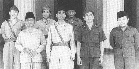 Prajurit tni berbaris memasuki pusat kota jogja melalui jalan malioboro diakhir 1949 atau bersamaan dengan kepulangan jendral sudirman dari medan perang gerilya. Soekarno-Hatta merasa ingkar janji tak ikut perang bersama Sudirman | merdeka.com