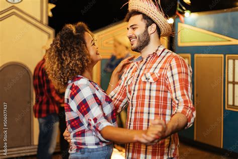 Casal Dançando Festa Junina