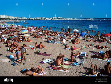 Llena la playa de la ciudad de Cannes Riviera Francesa o Côte d Azur