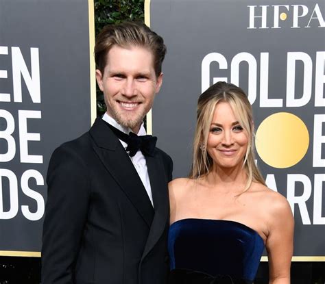 Kaley Cuoco Reveals She Still Doesnt Live With Her Husband Huffpost Entertainment