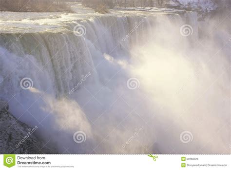 With a double jumps of 150m, this nature reserve is the best place to enjoy a whole day to relax, lying close to the river. Chiuda Su Del Cascate Del Niagara Nell'inverno, Lo Stato ...