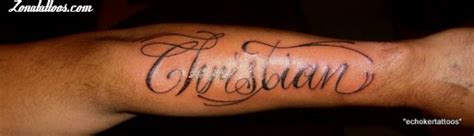 Usar las letras como el tema de un tatuaje es una opción popular, pero también es una opción en donde nos en el círculo rojo hay un espacio donde se puede introducir el texto que quieres tatuar para ver cómo se ve en el tipo de letra elegido. Tatuaje de Nombres, Letras, Christian