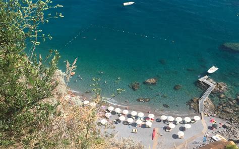 Beaches along the amalfi coast are carved into the dramatic cliffs that characterize the coastline, meaning they tend to be small, but stunningly situated. Beach guide for Amalfi and Atrani - Andare al mare in ...