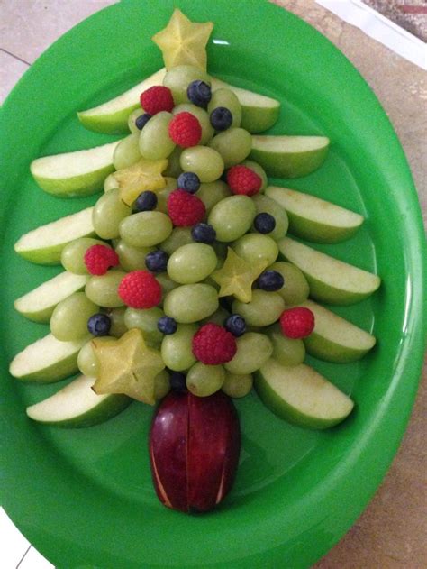 Not everyone likes sweets (i know shocking) so making these fun trays are a great way to give your celebration a healthy twist! Christmas tree fruit platter | Fruit christmas tree, Fruit ...