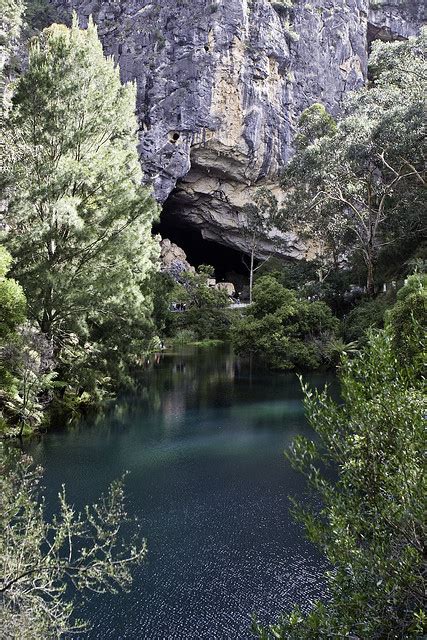 The Blue Lake At The Entrance To Jenolan Caves Its A Beautiful World