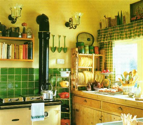 Este diseño de cocina rústica es de los más radicales, quizás el estilo sea ideal para una casa de campo y se adapte mejor a estas necesidades, pero igualmente es válido para observar los muebles. Detalles con Encanto: Las cocinas de las casas rurales